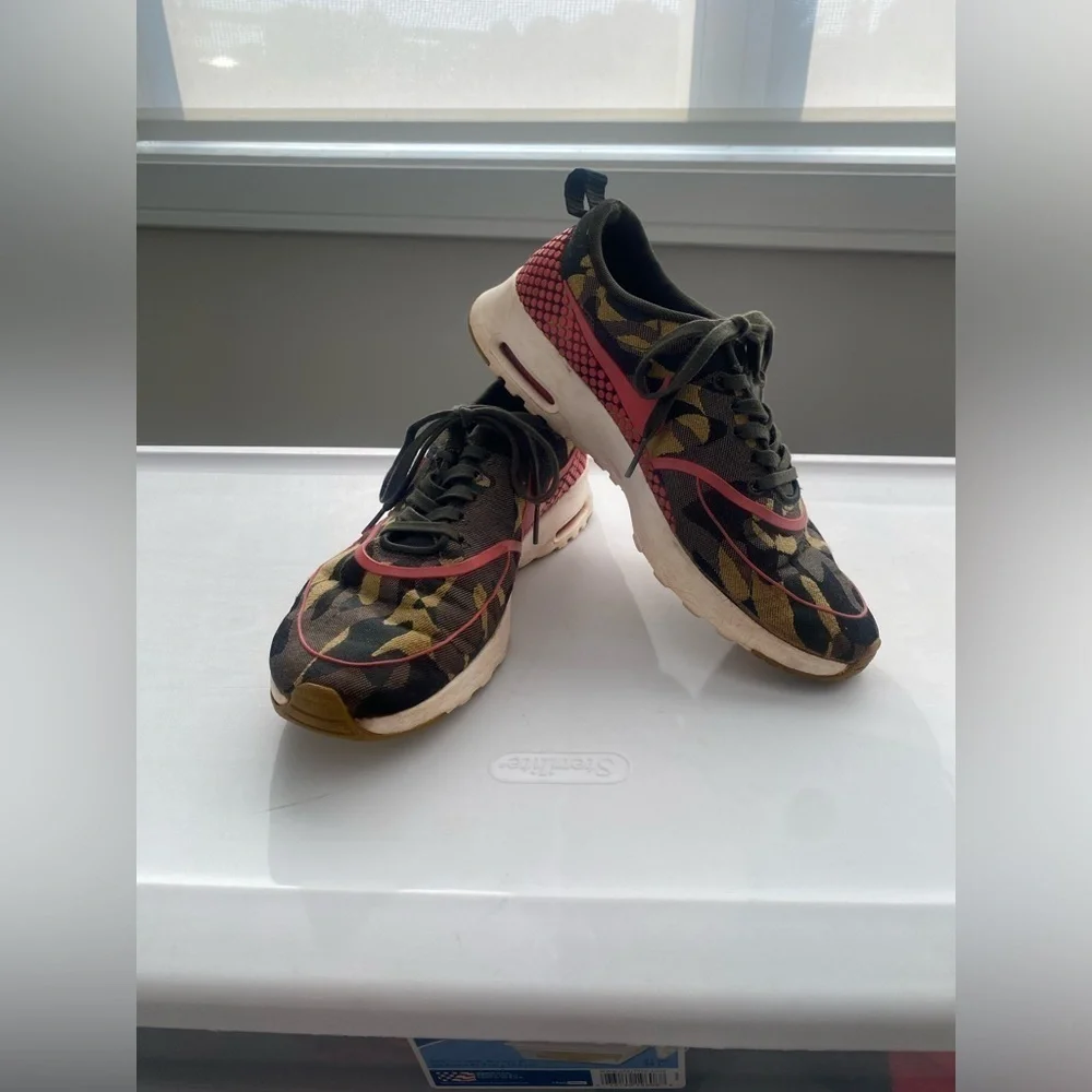 Nike womens Thea Airmax sneakers pink and camo color way size 8.5
